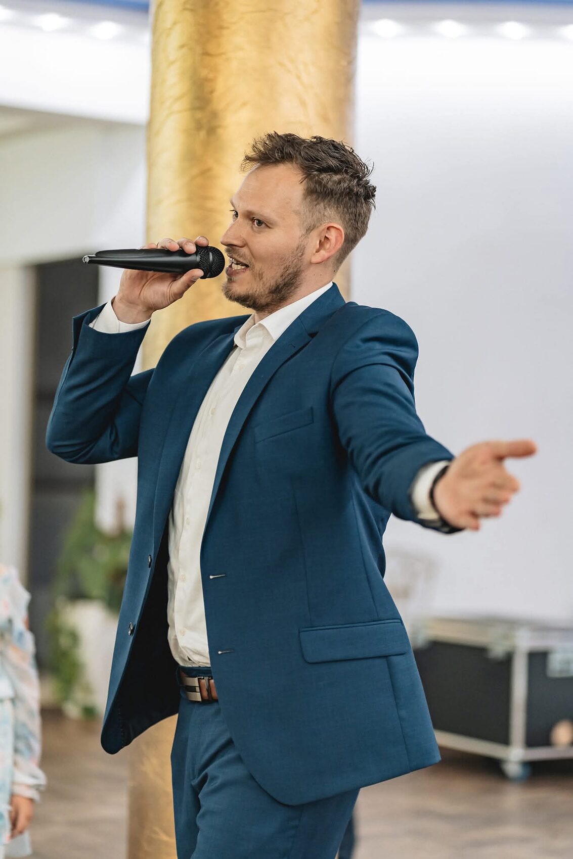 Mateusz Bodziony prowadzi imprezę jako wodzirej